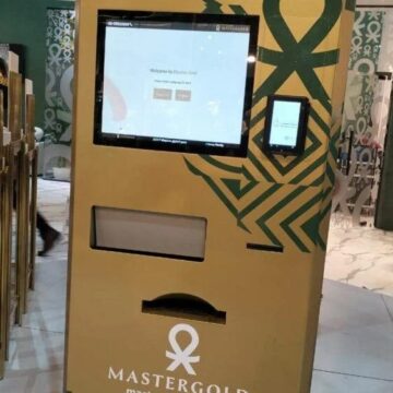 كيف تعمل؟.. وزير التموين يشهد اطلاق أول ماكينة ATM لسحب وبيع سبائك الذهب للمواطنين
