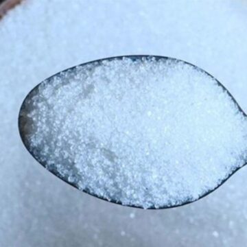 “السكر هيكفي ويفيض”.. التموين تُفاجئ المواطنين بمفاجأة سارة بشأن السكر والسلع التموينية