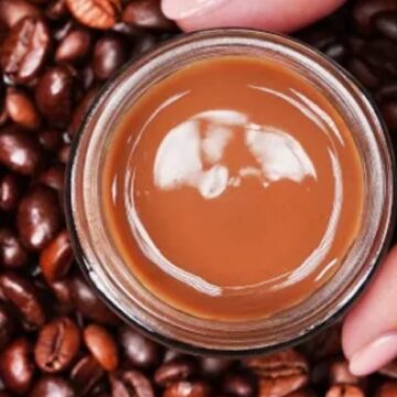 ماسك القهوة والنشا لشد الجلد وتحفيز الكولاجين لوجه صافي وخالي من التجاعيد