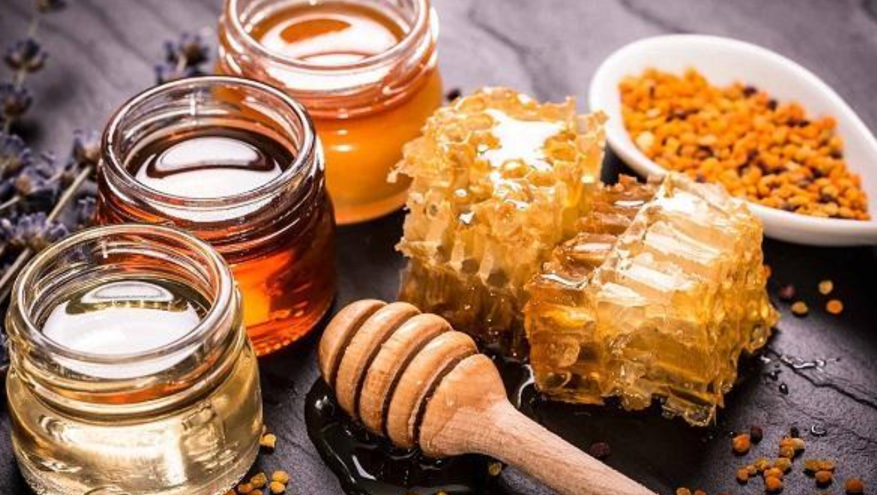 وصفات شمع العسل للوجه. هل يسبب تفتيح البشرة وسد المسام أولا؟