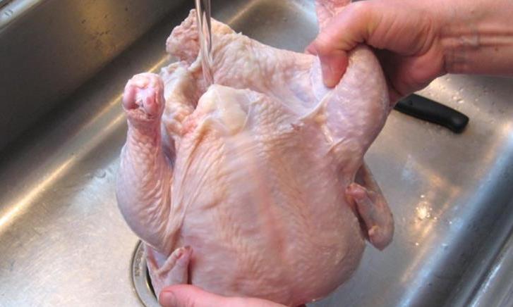 أضرار غسل الدجاج والكبدة بالماء قبل الطهي لهذا السبب الخطيرة اعرف الطريقة الصحيحة لغسلها