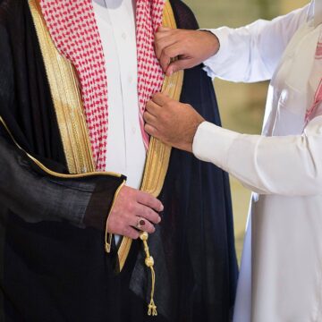 السعودية تلزم المسؤولين وكبار الموظفين بارتداء “البشت” في المقرات الرسمية