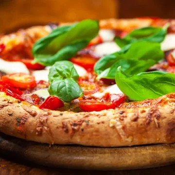 خطوة بخطوة..طريقة صنع أشهي بيتزا إيطالي بالمنزل بكل سهولة بالمقادير المظبوطة