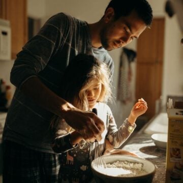 4 فوائد مدهشة لتعليم الأطفال الطبخ أهمها تقوية العلاقة الأسرية وتعلم الاستقلالية