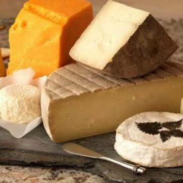 يمنع الإصابة من الأزمات القلبية.. فوائد تناول الجبن الصحي باستمرار على الجسم