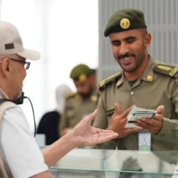 تنبيه هام من الجوازات السعودية للمقيمين بشأن تمديد تأشيرة الخروج والعودة| والرسوم بالريال