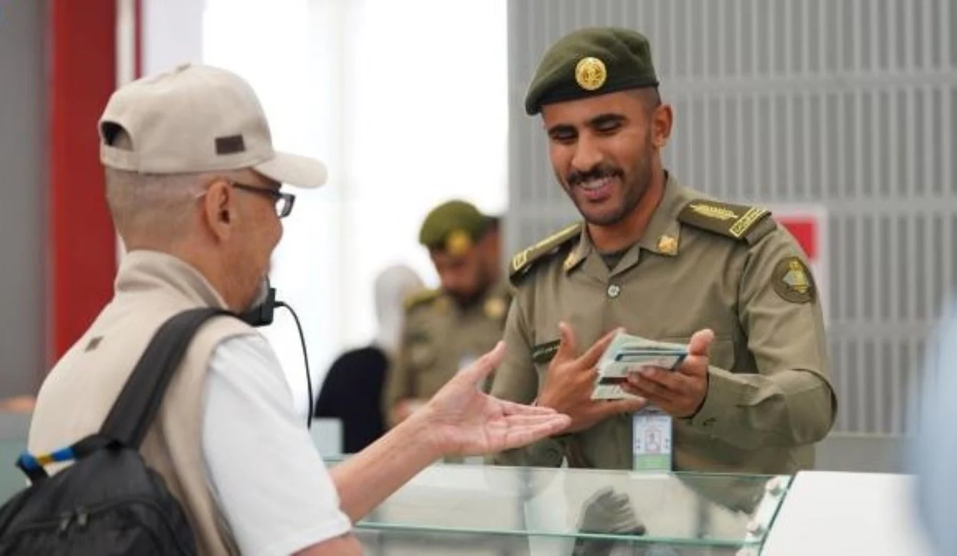 تنبيه هام من الجوازات السعودية للمقيمين بشأن تمديد تأشيرة الخروج والعودة| والرسوم بالريال