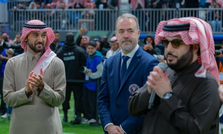 تركي آل الشيخ يستقبل أساطير الكرة السعودية خلال نهائي كأس موسم الرياض