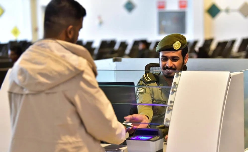 الجوازات السعودية تُصدر تنبيه هام للمواطنين والمقيمين بشأن عدم مطابقة البيانات الأساسية مع الاسم المترجم