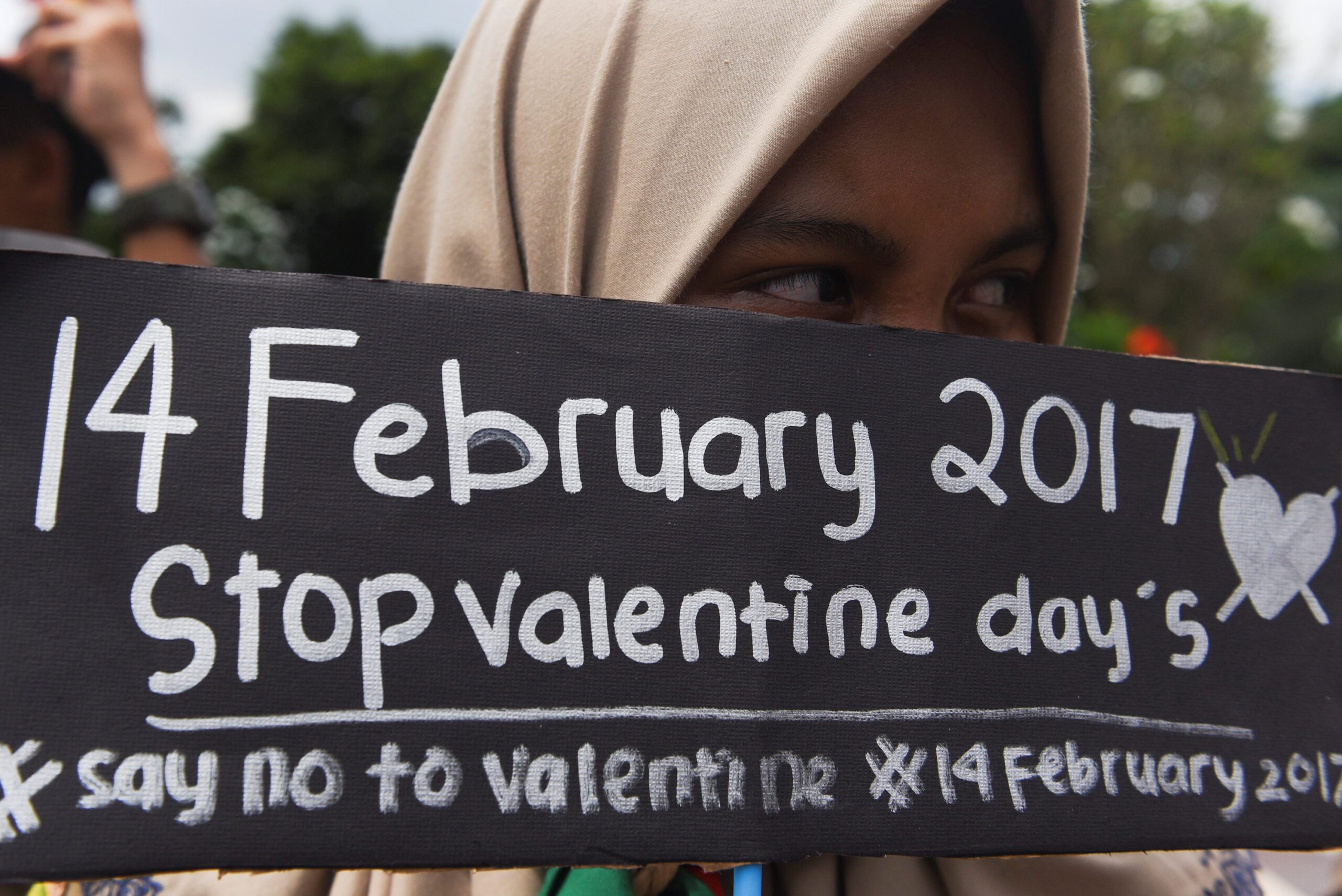 حكم الاحتفال بعيد الحب 2024 غدًا 14 فبراير