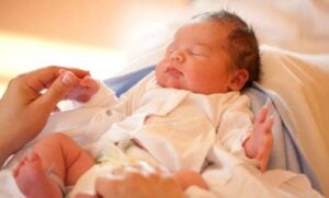 كيفية إيقاظ الطفل حديث الولادة . 3 طرق بدون معاناة 780x470 1