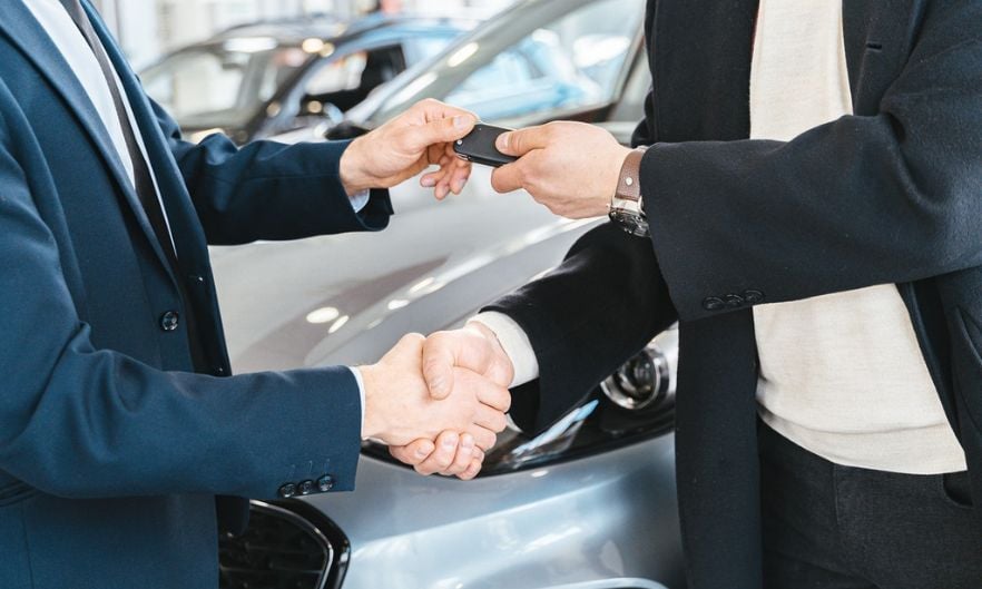إدارة المرور توضح .. هل يمكن شراء وتسجيل سيارة باسم شخص لا يملك رخصة قيادة؟