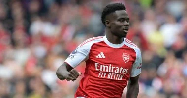 أرسنال يرفع راتب ساكا إلى 300 ألف جنيه أعلى أجر بتاريخ النادي