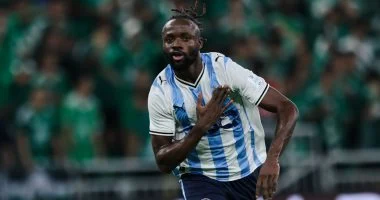 بيراميدز يقترب من إتمام تجديد عقد فيستون ماييلي في مفاوضات متقدمة