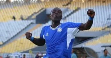 سموحة يوقف بادجي بعد خلافه مع حسام أشرف على ركلة جزاء في مباراة الفريق