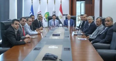 أبو ريدة يبحث مع وزير الرياضة تعزيز خطط تطوير كرة القدم وبرامجها