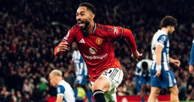 مانشستر يونايتد يتقدم على برايتون بثنائية في شوط أول مثير
