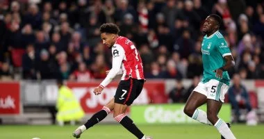 تعليق انطلاق الشوط الثاني في مباراة برينتفورد وليفربول عقب إصابة الحكم