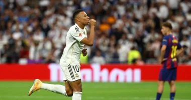 مبابي يصعب السيطرة عليه ويزعج دفاعات برشلونة باستمرار