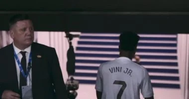 فينيسيوس يغادر ملعب الكلاسيكو بعد اعتراضه على التبديل فيديو