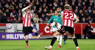 محمد صلاح يهدي ليفربول هدف ويزيد من معاناة الفريق في الدوري الإنجليزي