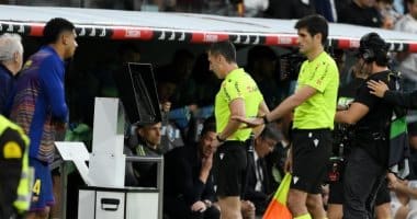 الحكم يكشف تفاصيل مثيرة عن قرارات الفار في مباراة الريال وبرشلونة