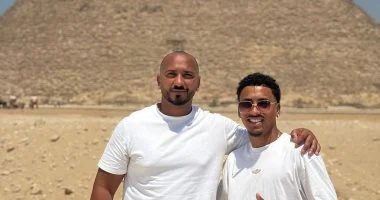 بيزيرا ووالده يتجولان بالأهرامات يؤكدان قوة البناء الحقيقي عبر الزمن