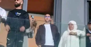 حكيم زياش يبرز مع والدته في ديربي الوداد والرجاء بفيديو مميز