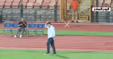 لقطة مؤثرة من أيمن الرمادي مع جماهير الزمالك في استاد القاهرة فيديو