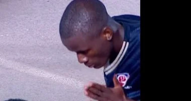 لقطة إنسانية تجمع لاعب بتروجت ومشجع أهلاوي من ذوي الهمم فيديو مؤثر