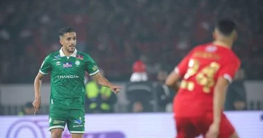 جماهير الوداد تثير جدلا واسعاً خلال مواجهة الرجاء في الدوري المغربي