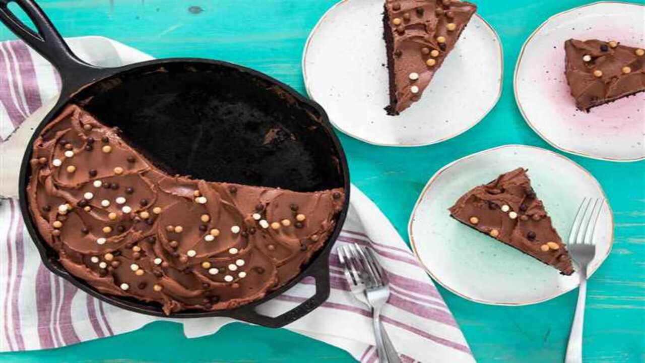 طريقة عمل كيك الطاسة بالشوكولاتة في 10 دقائق.. حلوى الإنقاذ الاقتصادية بدون فرن