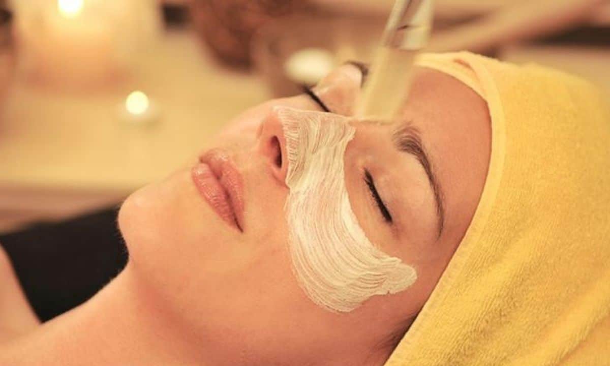 وصفة طبيعية لبشرة صافية ومشرقة في المنزل.. ماسك النشا والحلبة لتفتيح البشرة من أول استخدام