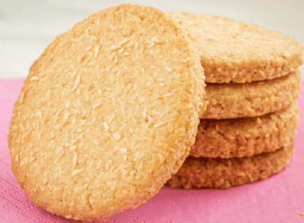 بسكويت جوز الهند المقرمش اللذيذ اعمليه في البيت بأقل التكاليف