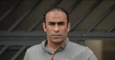 عبد الحفيظ يوجه لاعبي الأهلي خلال الاجتماع التحضيري لمباراة السوبر المصري