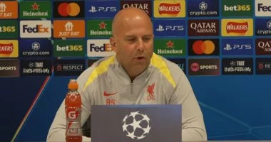 سلوت يشيد فينيسيوس ويطالب جمهور ليفربول بدعم الفريق قبل المواجهة الكبرى