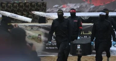 كتائب القسام تسلم ثلاث جثث لرهائن إسرائيليين في خطوة جديدة من غزة