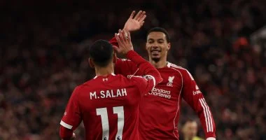 محمد صلاح يسجل لتقدم ليفربول على أستون فيلا في شوط مثير