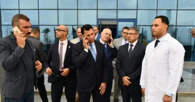 وزير الرياضة يتابع حالة مصابي انقلاب ميني باص على طريق القاهرة العين السخنة