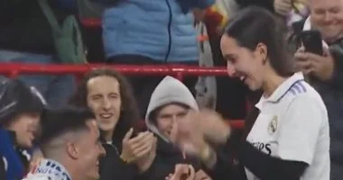 مشجع ريال مدريد يعلن خطوبته في ملعب أنفيلد خلال مواجهة ليفربول