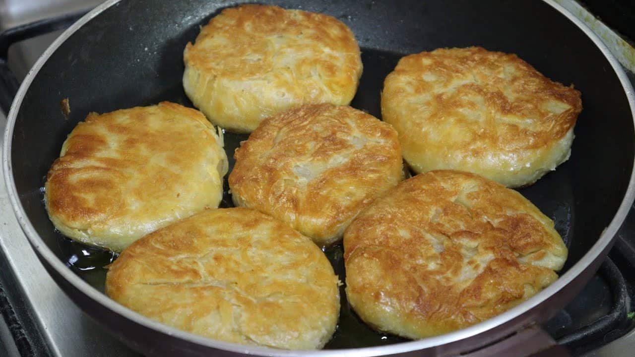 في 10 دقائق فقط.. طريقة عمل فطائر الطاسة السريعة بدون فرن