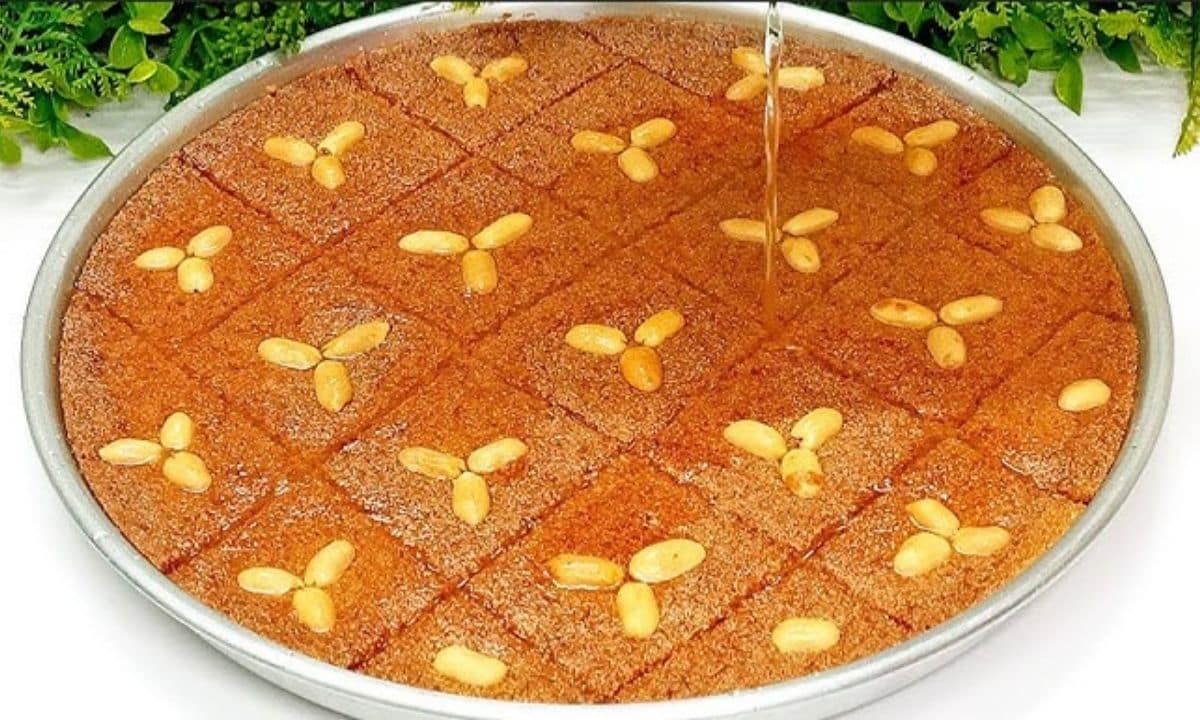“حلوى بيتيّة على أصولها” طريقة عمل البسبوسة بالسميد والزبادي بخطوات بسيطة وطعم يذوب في الفم