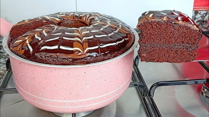 افطري بيها انت والعيال واعملي كيكة الحلة المرتفعة على البوتجاز بدون فرن طعمها روعة لا يقاوم 