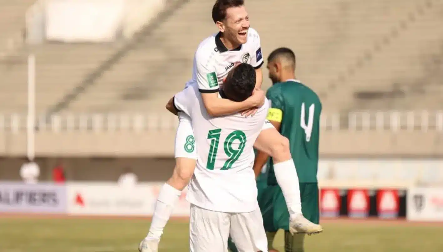 here القنوات الناقلة لمباراة سوريا وجنوب السودان في ملحق كأس العرب 2025 وموعد المباراة