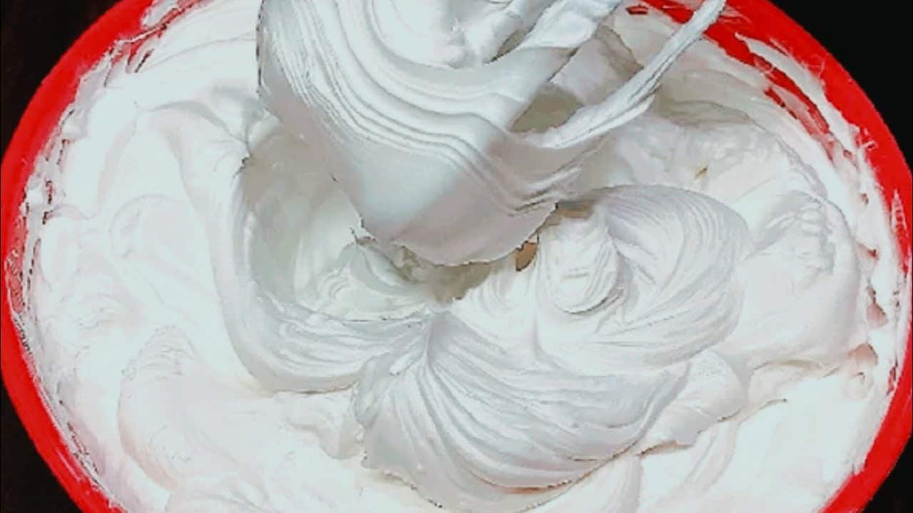 تحضير الكريم شانتيه الاقتصادي بسهولة في دقايق… بـ 3 مكونات بس لتزيين الكيك والتورتة