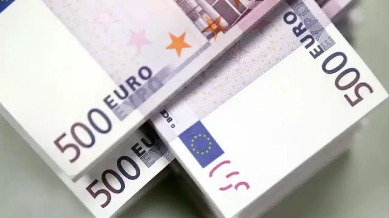 اشتعال الأورو.. سعر اليورو في السكوار اليوم مقابل الدينار الجزائري في تعاملات الشراء والبيع