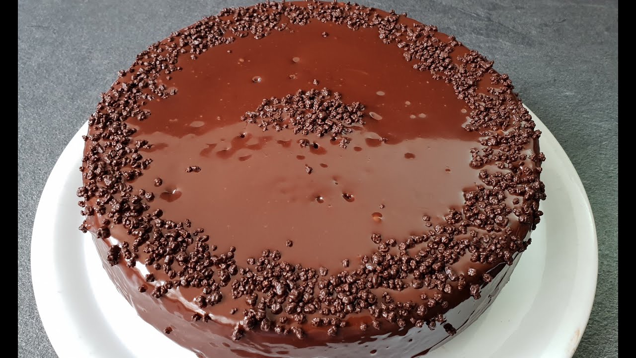 “أحلى من الجاهز واقتصادية جدا” طريقة عمل كيكة الشوكولاتة بالصوص اللذيذ بطعم لا يقاوم