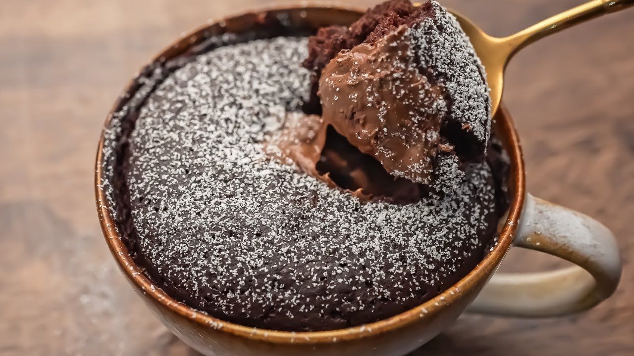 طريقة عمل كيكة المج في “دقيقة واحده” بدون بيض مثل الكافيهات