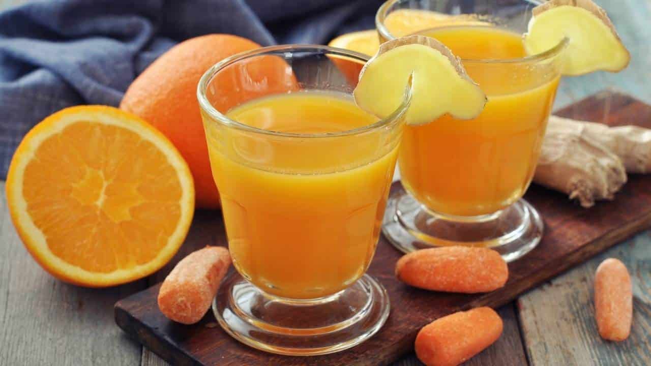 مشروب طاقة طبيعي.. طريقة عصير البرتقال بالجزر المنعش بطعم غني بأسرار الكافيهات