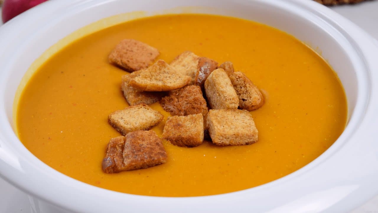 وجبة الشتاء الأساسية .. اعملي شوربة العدس لأولادك بطعم لذيذ مع العيش المحمص